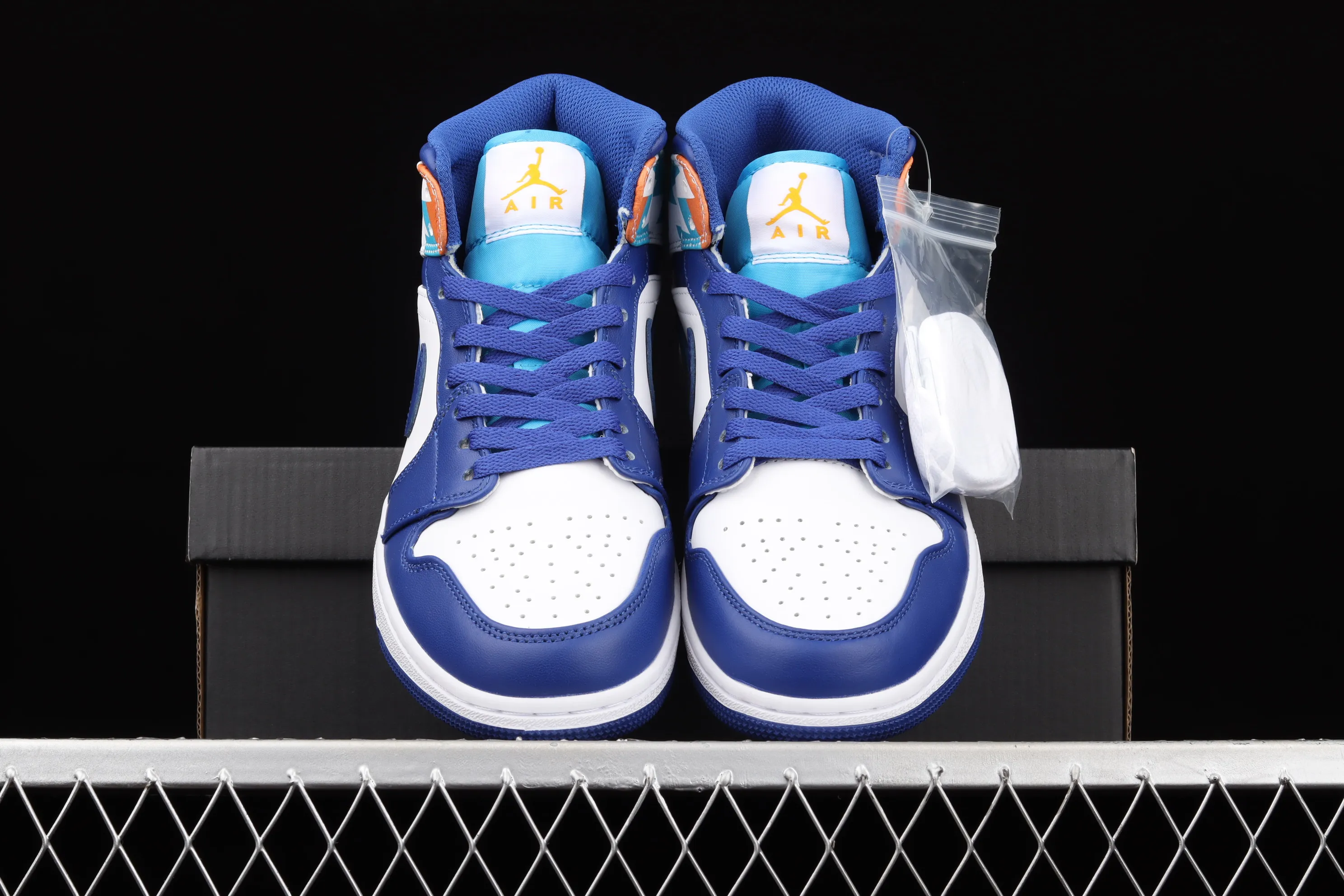 All categories Air Jordan Jordan series basketball shoes Air Jordan 1 Mid Air Jordan 1 Mid AJ1 Joe 1 geometric white and blue Zhongbang basketball shoes 555112-105